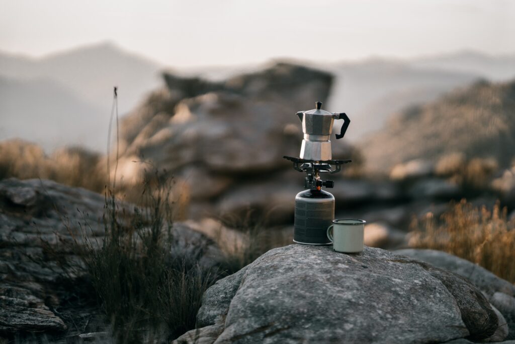 Cafetera italiana en la montaña