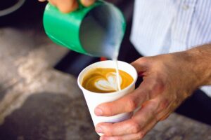 Barista usando la técnica de latté art